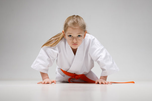 积极的儿童体育训练，一个小孩子正在和服做俯卧撑。图片下载