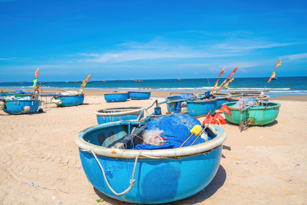 福海龙海渔村鸟瞰图。热带海景与船在多云的沙滩上。美丽的热带海滩，在假期放松时间有小船旅行和度假。图片下载