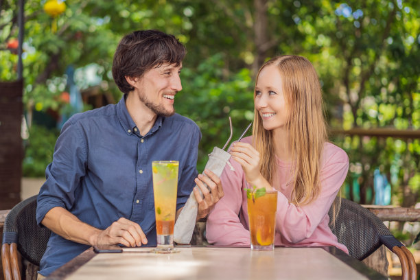 Eco friendly couple using reusable stainless steel straw to drink fruit tea图片下载