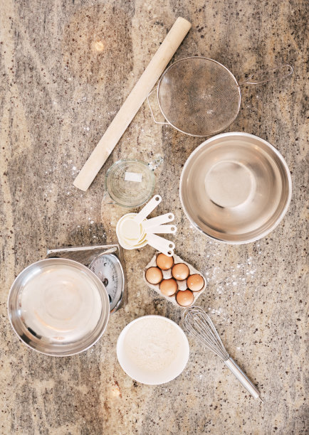 俯视图，烘烤或配料在厨房桌子或台面糕点碟，小麦蛋糕或面包食物。上图为烘焙或烹饪鸡蛋，以及用于制作布丁、甜点或饼干的设备图片下载