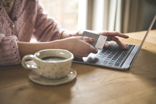 一名女子在家用笔记本电脑和信用卡网购图片下载