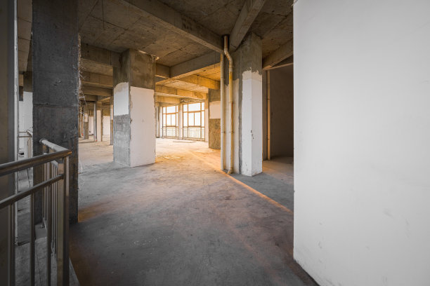 日出的阳光照在新建房间的内部图片下载