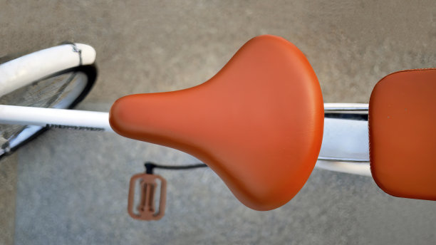 正上方，俯视图充满活力的棕色皮革自行车马鞍，自行车座，选择性焦点，模糊背景，散景，复古，复古，元素图片下载