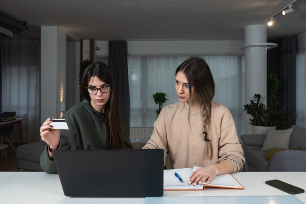 成功的商业女性在家里在办公室工作空间笔记本电脑上为客户策划婚礼或活动。小企业主女性创业公司互联网网上购物专家图片下载