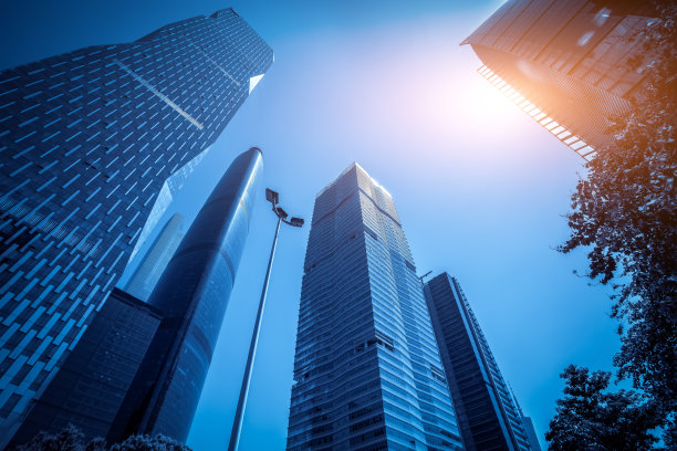 低观当地景观的蓝色调整办公大楼图片下载