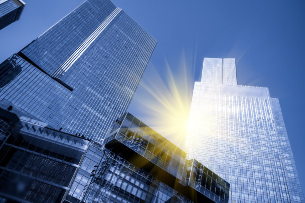 低观当地景观的蓝色调整办公大楼图片下载