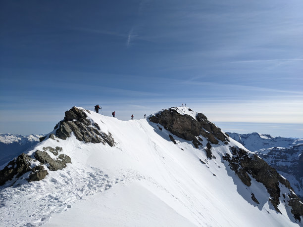在Gemsfairenstock方向的山顶上滑雪游客。在乌尔纳阿尔卑斯山滑雪登山。冒险skitour。高质量照片图片下载
