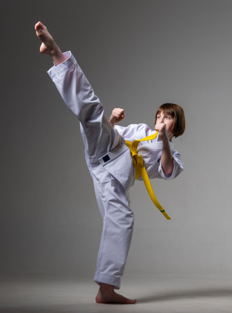 一个空手道女孩穿着和服训练拳脚图片下载