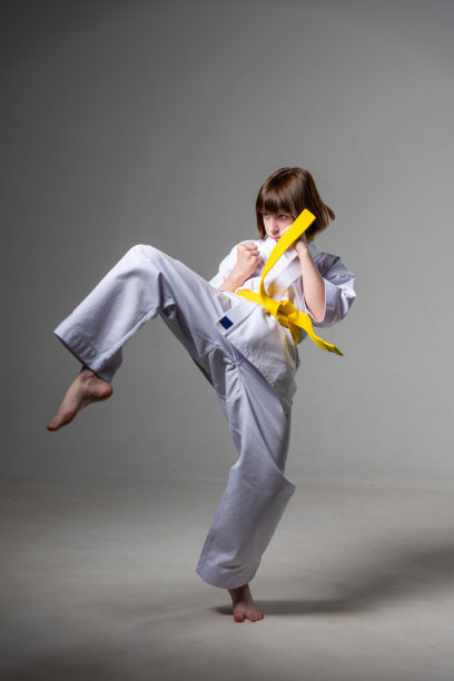 一个空手道女孩穿着和服训练拳脚图片下载