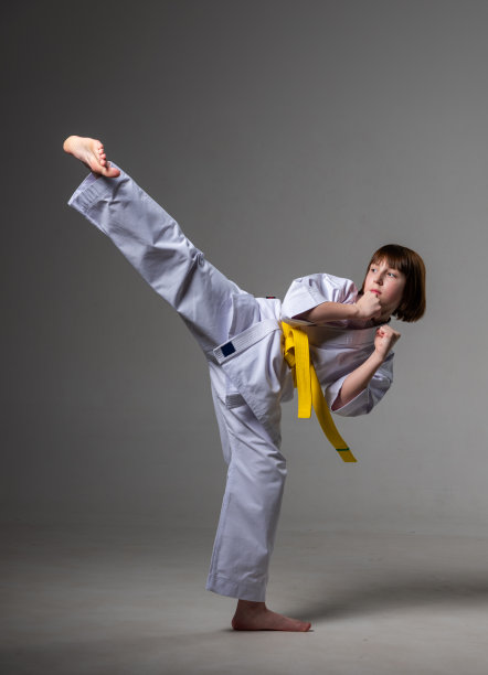 一个空手道女孩穿着和服训练拳脚图片下载