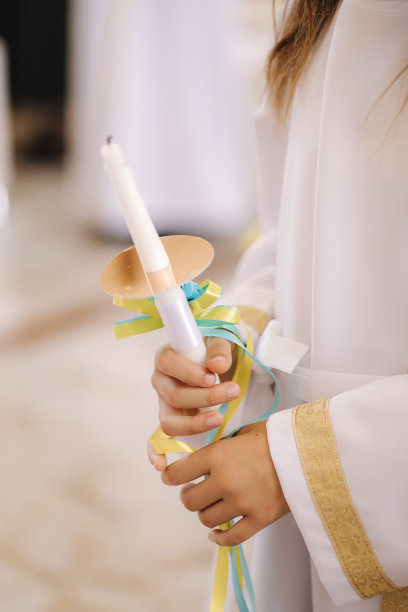 孩子拿着蜡烛等待的特写镜头图片下载