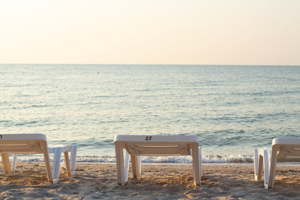 阳光明媚的日子里，太阳懒洋洋地躺在海边图片下载