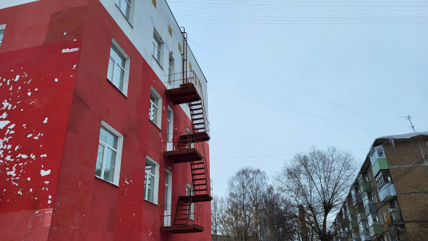 红房子的正面有一个铁制的防火梯图片下载