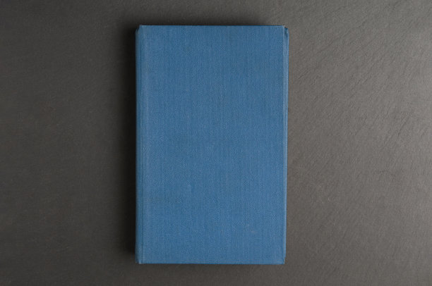 黑色背景上有蓝色封面的书图片下载