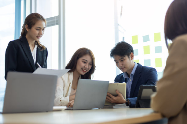 业务合作伙伴会议，同事会议，讨论项目计划和市场研究，以促进业务利润增长。组织中人员的协作。图片下载