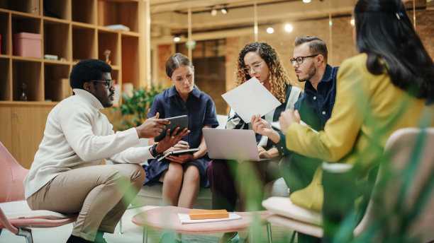 女经理与她的多种族队友主持关于可持续发展和种族的会议。一群年轻员工向初创公司CEO展示他们的项目想法。中景镜头图片下载