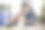 新的应用程序。微笑的年轻商人放松与笔记本电脑在办公室的工作场所图片下载