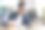 办公室工作。微笑的年轻企业家与文件和笔记本电脑工作的肖像图片下载