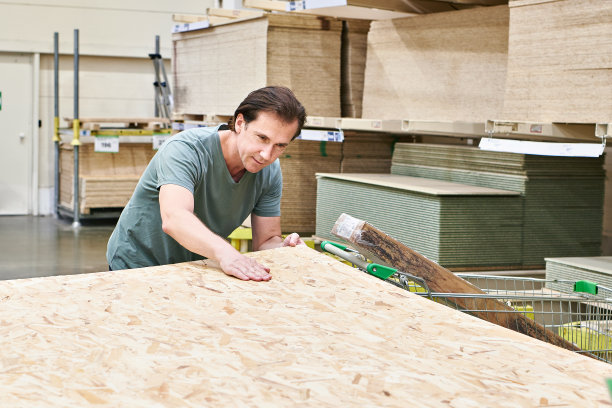 人们在商店里选择定向刨花板图片下载