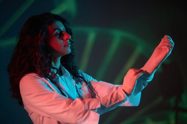 女医生穿着工作服，戴上手套图片下载