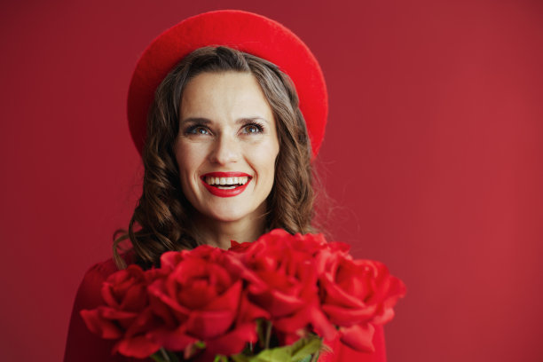 肖像微笑优雅的女性在红色连衣裙和贝雷帽图片下载