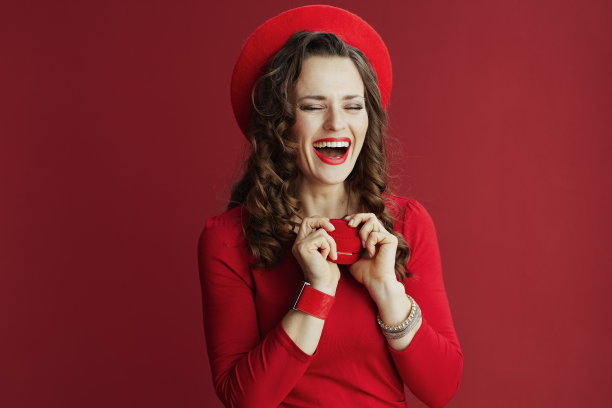 微笑的女人背景与首饰盒图片下载