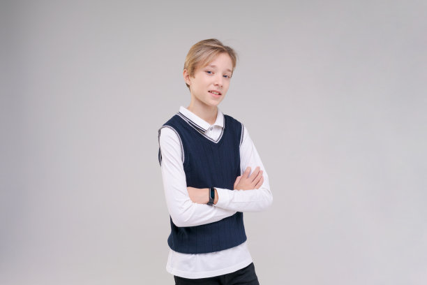 照片上，一个可爱的小男孩看着镜头，用他的手比划着图片下载