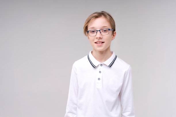 耸肩的白人男孩，怀疑的耸肩，学校男孩，戴眼镜的少年图片下载