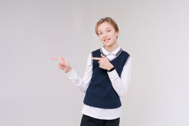 照片一个可爱的年轻快乐的男孩看着相机穿着一件白衬衫图片下载