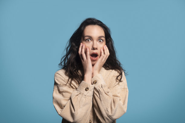 震惊害怕的千禧欧洲女学生张开嘴看着相机图片下载