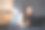 快乐的高加索女性使用笔记本电脑，在线工作或学习，躺在家里的沙发上，自由的空间图片下载