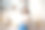 健康水合概念。快乐的年轻女士，站在家里的现代厨房内部喝水图片下载