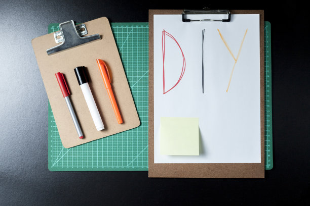 手工制品切割底座与diy书写。剪贴板，纸，纸板，剪刀和彩色粘合剂。图片下载