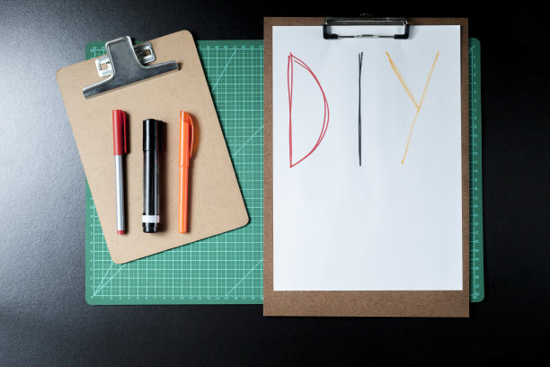 手工制品切割底座与diy书写。剪贴板，纸，纸板，剪刀和彩色粘合剂。图片下载