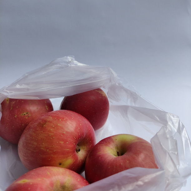 白色背景上的一些新鲜红苹果。图片下载