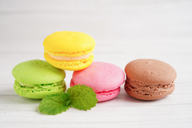 马卡龙或法式马卡龙甜点，蛋糕和饼干庆祝生日。图片下载