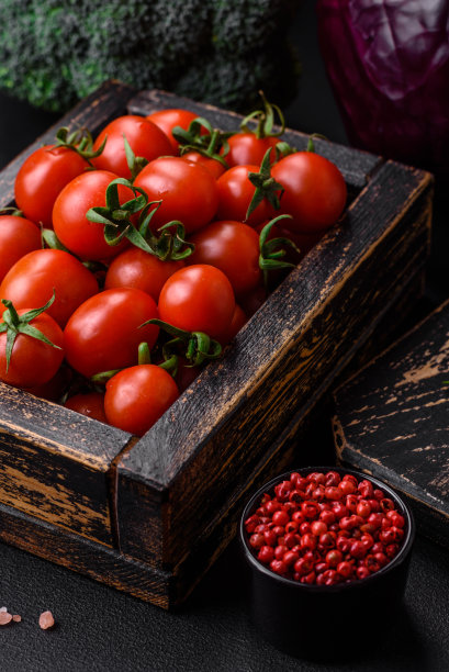 新鲜的红色圣女果，装在古老的木制盒子里图片下载