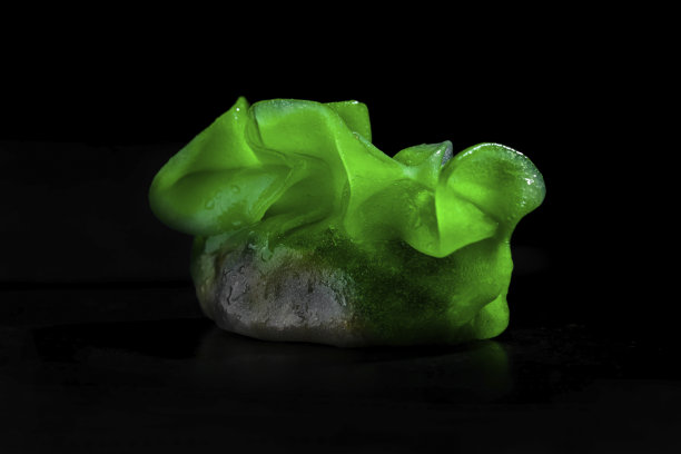 黑色背景上的绿色饺子图片下载