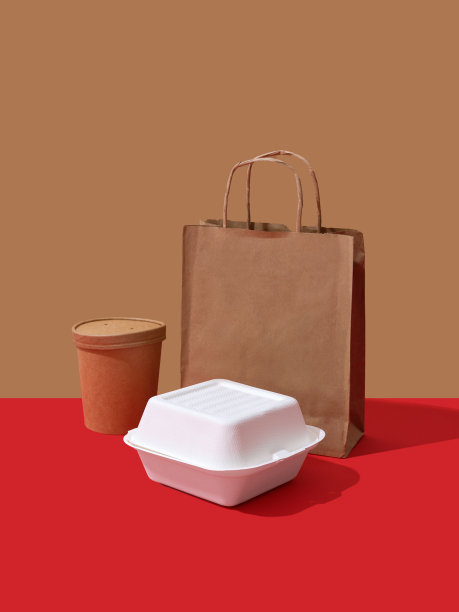 外卖食品包装:在彩色背景上的盒子和容器，带有文字空间。简约的概念图片下载