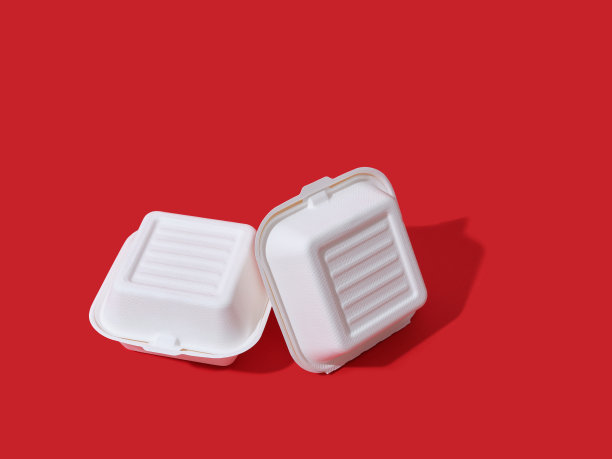 汉堡外卖盒在红色背景与复制空间图片下载