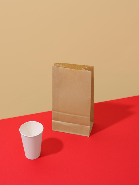 外卖食品包装:在彩色背景上的盒子和容器，带有文字空间。简约的概念图片下载