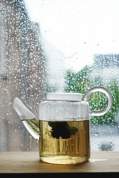 下雨天，窗边的玻璃茶壶里盛着薄荷茶图片下载
