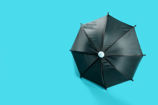 打开雨伞避雨。春天和秋天的天气。图片下载