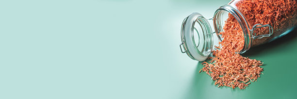 干胡萝卜放入玻璃罐中烹煮。横幅。图片下载