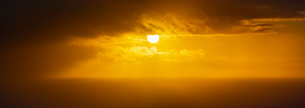 西班牙阿斯图里亚斯，大海地平线上日落的全景，太阳完全可见。图片下载