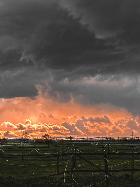 暴风雨的日落图片下载