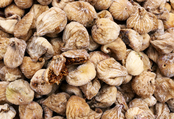 市场柜台上的无花果干特写图片下载