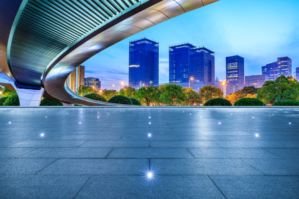 空荡荡的楼层和夜晚的城市天际线图片下载