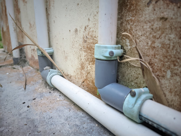 住宅浴室水管，热水机多管图片下载