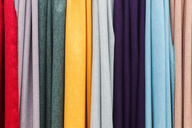 在德国布料市场发现的不同颜色的布料和布料样品图片下载